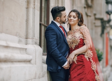 How to Pose Naturally for Wedding Photos (Without Feeling Awkward!) image